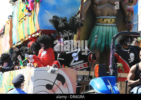 24 févr. 2009 - La Nouvelle Orléans, Louisiane, USA - Scènes de la Zulu parade il roula le long du fleuve Charles Avenue défilé pierres, perles de coco peint et divers bibelots sur jour du Mardi Gras à La Nouvelle Orléans, Louisiane. Mardi Gras est une célébration annuelle qui se termine à minuit avec le début de la saison de Carême catholique qui commence avec le mercredi des Cendres et se termine à Pâques. Banque D'Images