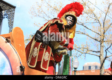 24 févr. 2009 - La Nouvelle Orléans, Louisiane, USA - Scènes de la Zulu parade il roula le long du fleuve Charles Avenue défilé pierres, perles de coco peint et divers bibelots sur jour du Mardi Gras à La Nouvelle Orléans, Louisiane. Mardi Gras est une célébration annuelle qui se termine à minuit avec le début de la saison de Carême catholique qui commence avec le mercredi des Cendres et se termine à Pâques. Banque D'Images