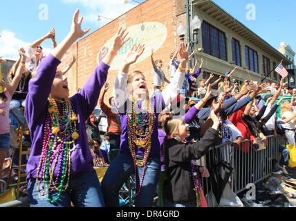 24 févr. 2009 - La Nouvelle Orléans, Louisiane, USA - Scènes de la parade Rex qu'il roula le long du fleuve Charles Avenue défilé jeter des perles, et divers bibelots sur le jour du Mardi Gras à La Nouvelle Orléans, Louisiane. Mardi Gras est une célébration annuelle qui se termine à minuit avec le début de la saison de Carême catholique qui commence avec le mercredi des Cendres et se termine à Pâques. (Crédit Image : © D Banque D'Images