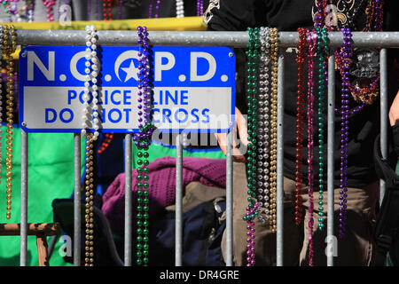 24 févr. 2009 - La Nouvelle Orléans, Louisiane, USA - Scènes de la Zulu parade il roula le long du fleuve Charles Avenue défilé pierres, perles de coco peint et divers bibelots sur jour du Mardi Gras à La Nouvelle Orléans, Louisiane. Mardi Gras est une célébration annuelle qui se termine à minuit avec le début de la saison de Carême catholique qui commence avec le mercredi des Cendres et se termine à Pâques. Banque D'Images