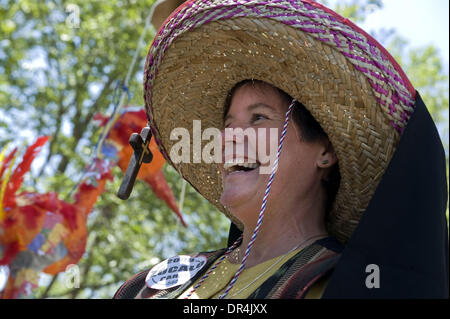 Apr 29, 2009 - Sacramento, Californie, USA - ''C'est ce qui me donne de l'espoir, explique Sœur LIBBY FERNANDEZ, Directeur exécutif de pain et de poisson alors qu'elle regardait les sans-abri bénéficiant d''une fiesta mexicaine parrainée par Zocalo qui comprenait une pinata à gauche. Les sans-abri à pains et des poissons aujourd'hui célébré avec un thème Cinco de Maya avec de la nourriture fait don du Zocalo restaurant qui a aussi i Banque D'Images