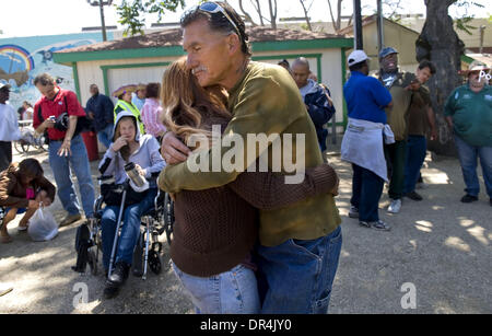 Apr 29, 2009 - Sacramento, Californie, USA - SYLVIA PALOMINO et ANTHONY GOLAW, un couple de sans-abri qui vivent dans la zone de débordement de la danse pour un Mariachi band lors d'une fiesta mexicaine à pains et des poissons. Ils ont été sans abri pendant deux ans depuis que Golaw a été mis à pied. ''Nous aimons la musique mariachi-il connu depuis que nous étions petits enfants, a dit Golaw. Les sans-abri à pains et des poissons aujourd'hui cele Banque D'Images