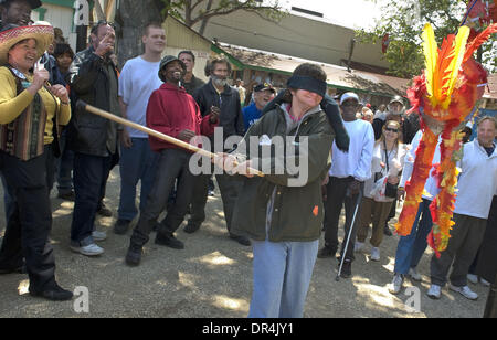 Apr 29, 2009 - Sacramento, Californie, USA - HELEN BAGGERLY, un sans-abri qui est déficient auditif essaie de frapper une piñata comme Sœur LIBBY FERNANDEZ, Directeur exécutif de pain et de poisson cheers son chapeau dans le gauche. Les sans-abri à pains et des poissons aujourd'hui célébré avec un thème Cinco de Maya avec de la nourriture fait don du Zocalo restaurant qui comprenait également une pinata et une bande qui pl Banque D'Images