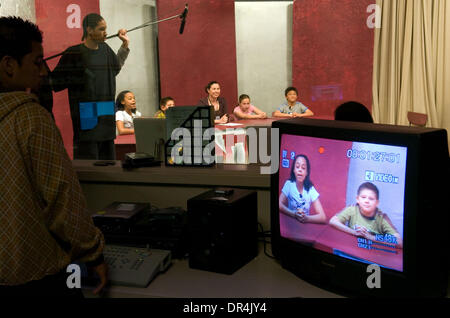 Apr 29, 2009 - Sacramento, Californie, USA - Twin Rivers, les élèves du primaire enregistrer un podcast à l'Natomas High School Television studio sur comment ne pas obtenir mercredi de la grippe porcine. L-r : Abner Batiz, deuxième, Mason Jenkins, premier, le destin Johnson, 5ème niveleuse, Mateo Ramirez, 4e année, le Dr Amanda Segovia Hale, directeur principal, Taylor Angel, 4ème niveleuse, Cocoro Nagasaka, 5e année. (Cr Banque D'Images