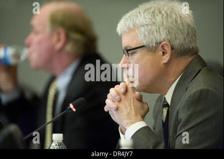 Apr 29, 2009 - Sacramento, Californie, USA - WILLIAM FEYLING, membre du conseil d'administration de la Commission d'indemnisation des citoyens de la Californie, qui a proposé une réduction de 5 pour cent des salaires du législateur, écoute à la membre du conseil Ruth Lopez Novodor via téléphone comme elle a dit qu'elle ne serait pas d'accord sur une réduction de salaire inférieur. La commission indépendante qui fixe les salaires des agents de l'Etat a baissé d'une voix timide Mercredi Banque D'Images