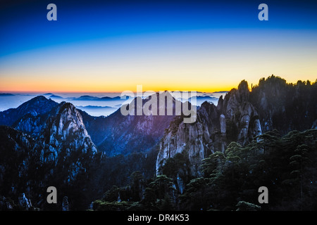 Nuages roulant sur les montagnes rocheuses, Huangshan, Anhui, Chine Banque D'Images