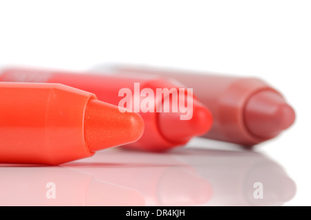 Close-up of chubby quelques bâtons sur fond blanc. Baume lèvres hydratant dans un crayon. Banque D'Images