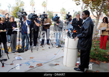 02 déc., 2008 - Tracy, en Californie, Etats-Unis - Tracy rapport de police qu'un échappé de la jeunesse le lundi 1 décembre, par une mise à l'échelle 8 pieds de mur et qui cherchent refuge à In-Shape voisins pour les travailleurs la mendicité Sport de le cacher à Tracy, en Californie Tracy rapport de police qu'il a apparemment était détenu contre sa volonté à la maison à côté du club de remise en forme. L'adolescent ne portait qu'une paire de Boxer Homme Banque D'Images