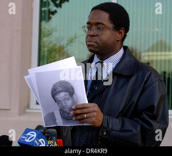 02 déc., 2008 - Tracy, en Californie, Etats-Unis - Tracy rapport de police qu'un échappé de la jeunesse le lundi 1 décembre, par une mise à l'échelle 8 pieds de mur et qui cherchent refuge à In-Shape voisins pour les travailleurs la mendicité Sport de le cacher à Tracy, en Californie Tracy rapport de police qu'il a apparemment était détenu contre sa volonté à la maison à côté du club de remise en forme. L'adolescent ne portait qu'une paire de Boxer Homme Banque D'Images
