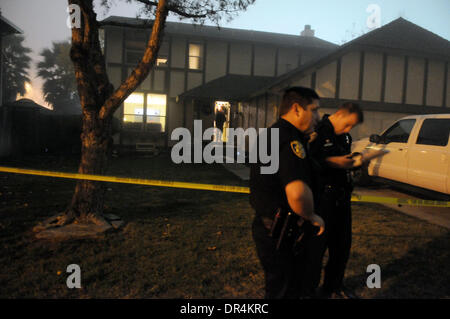 02 déc., 2008 - Tracy, en Californie, Etats-Unis - Tracy rapport de police qu'un échappé de la jeunesse le lundi 1 décembre, par une mise à l'échelle 8 pieds de mur et qui cherchent refuge à In-Shape voisins pour les travailleurs la mendicité Sport de le cacher à Tracy, en Californie Tracy rapport de police qu'il a apparemment était détenu contre sa volonté à la maison à côté du club de remise en forme. L'adolescent ne portait qu'une paire de Boxer Homme Banque D'Images