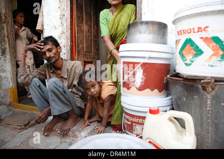 Jan 24, 2009 - Hyderabad, Andhra Pradesh, Inde - B. Hanumanthu femme et ses filles, B.Hanumanthu souffre de la tuberculose multirésistante. Il a quitté le cours de médicaments dans entre comme il a trouvé très difficile de prendre les médicaments qu'il lave vomie chaque fois qu'il a pris le médicament. Sa santé ayant été encore détériorée , un soutien émotionnel de sa femme et sa famille il est envisage de faire le dois admettre que Banque D'Images