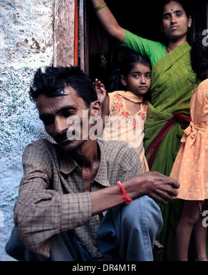 Jan 24, 2009 - Hyderabad, Andhra Pradesh, Inde - B. Hanumanthu femme et ses filles, B.Hanumanthu souffre de la tuberculose multirésistante. Il a quitté le cours de médicaments dans entre comme il a trouvé très difficile de prendre les médicaments qu'il lave vomie chaque fois qu'il a pris le médicament. Sa santé ayant été encore détériorée , un soutien émotionnel de sa femme et sa famille il est envisage de faire le dois admettre que Banque D'Images