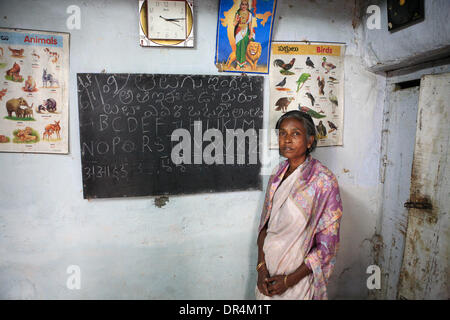 Jan 24, 2009 - Hyderabad, Andhra Pradesh, Inde - G. SHARDA un patient tuberculeux fonctionne comme un verset dans l'Anganwadi Methat Basti près de Hyderabad. G. Sharda se sentir fier et bien sur le fait qu'elle a pris au sérieux sa maladie et par conséquent pris des médicaments anti-tuberculose en visitant régulièrement les points centre, sa santé s'est améliorée et elle est en mesure d'assister à son travail en tant que AYAH Anganwadi Banque D'Images