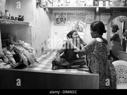 Jan 24, 2009 - Hyderabad, Andhra Pradesh, Inde - K. MANISHA étant gromed par sa mère, KAMAL AMMA. Elle souffre de tuberculose pulmonaire supplémentaire et est en CAT III RÉGIME DE LA TUBERCULOSE. Son père souffre également de la tuberculose et est SUR LA TUBERCULOSE CAT II RÉGIME. (Crédit Image : © Subhash Sharma/ZUMA Press) Banque D'Images