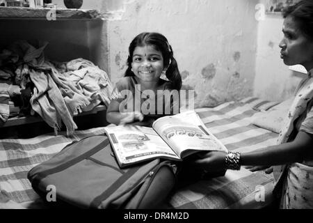 Jan 24, 2009 - Hyderabad, Andhra Pradesh, Inde - K. Manisha fait ses devoirs après l'école.Elle apprécie particulièrement les livres avec beaucoup de photos.Elle souffre de tuberculose pulmonaire supplémentaire et est en CAT III RÉGIME DE LA TUBERCULOSE. Son père souffre également de la tuberculose et est SUR LA TUBERCULOSE CAT II RÉGIME. (Crédit Image : © Subhash Sharma/ZUMA Press) Banque D'Images