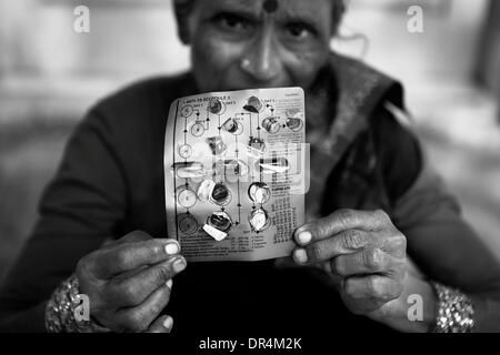 Jan 24, 2009 - Hyderabad, Andhra Pradesh, Inde - la femme Kashiah A.montrant ses médicaments antituberculeux,elle l'aide à être régulier avec ses médicaments antituberculeux.A.est Kashiah sur CAT II Régime de médicaments anti-tuberculose.Sa santé a montré une amélioration remarquable depuis qu'il a été mis sur CAT II RÉGIME. (Crédit Image : © Subhash Sharma/ZUMA Press) Banque D'Images