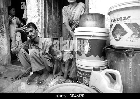 Jan 24, 2009 - Hyderabad, Andhra Pradesh, Inde - B.Hanumanthu souffre de la tuberculose multirésistante. Il a quitté le cours de médicaments dans entre comme il a trouvé très difficile de prendre les médicaments qu'il lave vomie chaque fois qu'il a pris le médicament. Sa santé ayant été encore détériorée , un soutien émotionnel de sa femme et de la famille qu'il envisage d'obtenir admis à la poitrine du gouvernement et de la tuberculose Banque D'Images