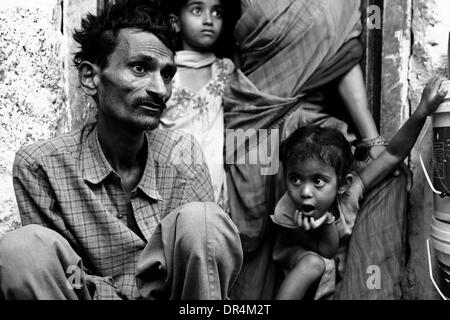 Jan 24, 2009 - Hyderabad, Andhra Pradesh, Inde - B.Hanumanthu souffre de la tuberculose multirésistante. Il a quitté le cours de médicaments dans entre comme il a trouvé très difficile de prendre les médicaments qu'il lave vomie chaque fois qu'il a pris le médicament. Sa santé ayant été encore détériorée , un soutien émotionnel de sa femme et de la famille qu'il envisage d'obtenir admis à la poitrine du gouvernement et de la tuberculose Banque D'Images