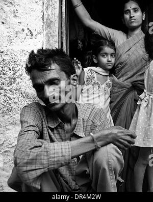 Jan 24, 2009 - Hyderabad, Andhra Pradesh, Inde - B. Hanumanthu femme et ses filles ,B.Hanumanthu souffre de la tuberculose multirésistante. Il a quitté le cours de médicaments dans entre comme il a trouvé très difficile de prendre les médicaments qu'il lave vomie chaque fois qu'il a pris le médicament. Sa santé ayant été encore détériorée , un soutien émotionnel de sa femme et sa famille il est envisage de faire admettre Banque D'Images