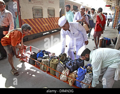 Mar 03, 2009 - Mumbai, Maharashtra, Inde - Préparer pour charger les paniers-dabbas dans le train. Après le tri selon la destination, l'Dabbawallas portent les paniers-dabbas à la plus proche station railwat à être chargés sur les trains pour être livrés aux clients à leurs bureaux. (Crédit Image : © Subhash Sharma/ZUMApress.com) Banque D'Images