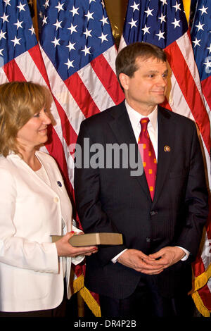 21 avr, 2009 - Washington, District de Columbia, Etats-Unis - l'assermentation des élus Rép. Mike Quigley à la Chambre des représentants des États-Unis dans la capitale américaine de Washington DC. Quigley a été élu pour représenter le 5ème arrondissement de Chicago dans une élection spéciale le 7 avril. (Crédit Image : © Chaz Niell/Southcreek IME/ZUMA Press) Banque D'Images