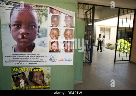 25 avr 2009 - Port-au-Prince, Haïti - Affiches dans un hôpital de Port-au-Prince, Haïti, l'aide à sensibiliser les parents sur les fentes des palettes, des difformités commun dans la plupart des pays en développement. (Crédit Image : © David Snyder/ZUMA Press) Banque D'Images