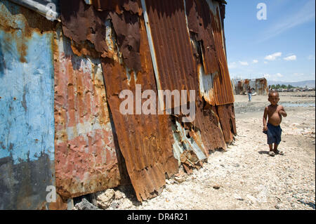 25 avr 2009 - Port-au-Prince, Haïti - un enfant se distingue par une maison faite de feuilles d'étain dans le bidonville de Cité Soleil à Port-au-Prince, la maison d'environ 300 000 Haïtiens pauvres (Image Crédit : © David Snyder/ZUMA Press) Banque D'Images