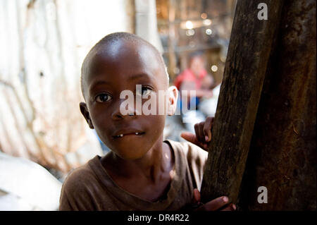 25 avr 2009 - Port-au-Prince, Haïti - un jeune garçon se tient juste à l'intérieur de la porte d'une maison de l'étain dans le bidonville de Cité Soleil à Port-au-Prince, la maison d'environ 300 000 Haïtiens pauvres (Image Crédit : © David Snyder/ZUMA Press) Banque D'Images