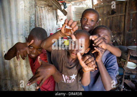 25 avr 2009 - Port-au-Prince, Haïti - des jeunes à l'intérieur d'une maison typique dans le bidonville de Cité Soleil à Port-au-Prince, l'un des pays les plus pauvres et les plus violents (zones d'Haïti Image Crédit : © David Snyder/ZUMA Press) Banque D'Images