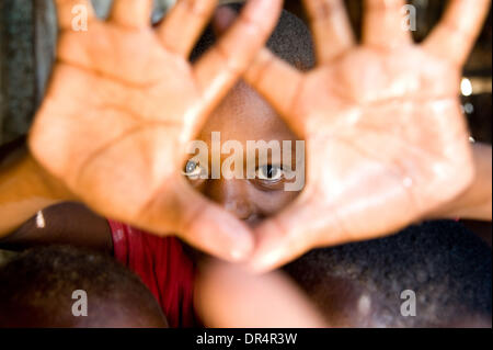 25 avr 2009 - Port-au-Prince, Haïti - des jeunes à l'intérieur d'une maison typique dans le bidonville de Cité Soleil à Port-au-Prince, l'un des pays les plus pauvres et les plus violents de régions d'Haïti. (Crédit Image : © David Snyder/ZUMA Press) Banque D'Images