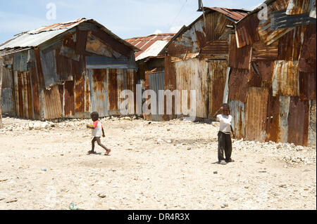 25 avr 2009 - Port-au-Prince, Haïti - Les enfants s'en tenir à une maison faite de feuilles d'étain dans le bidonville de Cité Soleil à Port-au-Prince, la maison d'environ 300 000 Haïtiens pauvres. (Crédit Image : © David Snyder/ZUMA Press) Banque D'Images