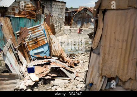 25 avr 2009 - Port-au-Prince, Haïti - scènes typiques dans le bidonville de Cité Soleil à Port-au-Prince, un des pays les plus pauvres et les communautés les plus violents en Haïti. (Crédit Image : © David Snyder/ZUMA Press) Banque D'Images