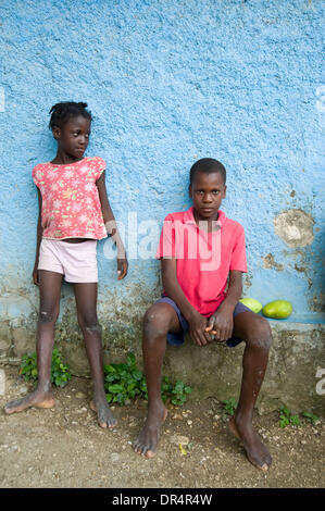 25 avr 2009 - Port-au-Prince, Haïti - Les jeunes s'asseoir à l'extérieur d'une école réhabilitée par un organisme d'aide internationale après l'école précédente a été endommagé par les ouragans. La nouvelle école double maintenant qu'un ouragan d'hébergement pour les résidents locaux (Image Crédit : © David Snyder/ZUMA Press) Banque D'Images