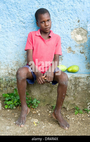 25 avr 2009 - Port-au-Prince, Haïti - Les jeunes s'asseoir à l'extérieur d'une école réhabilitée par un organisme d'aide internationale après l'école précédente a été endommagé par les ouragans. La nouvelle école double maintenant qu'un ouragan d'hébergement pour les résidents locaux. (Crédit Image : © David Snyder/ZUMA Press) Banque D'Images