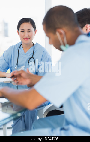 Les médecins lors d'une réunion à l'hôpital Banque D'Images
