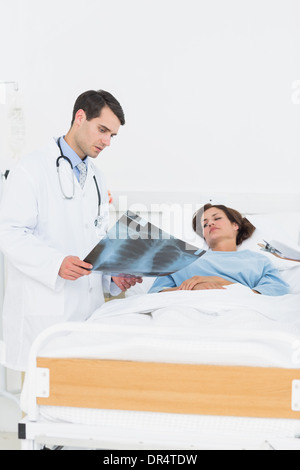 Doctor showing x-ray pour femme Banque D'Images