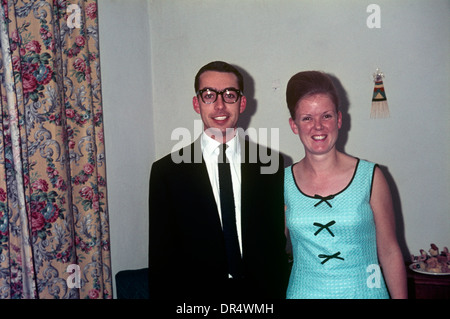 Jeune couple à leur engagement européen partie à Blantyre, Malawi, au milieu des années 60. Banque D'Images