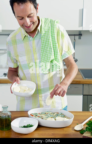 La préparation de nouilles au Man In Kitchen Banque D'Images