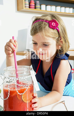 Petite fille dans la cuisine Banque D'Images