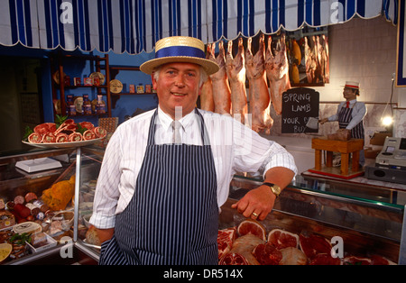 Un portrait d'un boucher local dans la ville balnéaire de Frinton And Essex-sur-Mer. Banque D'Images