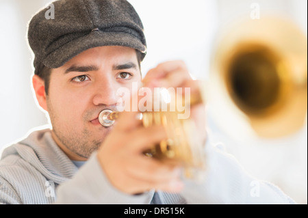 Mixed Race man playing trumpet Banque D'Images