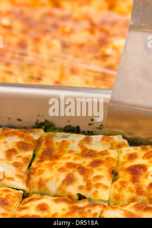 Lasagnes épinards avec plateau en aluminium sur le marché. Banque D'Images