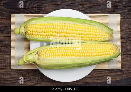 Deux épis de maïs sur la table en bois. Vue d'en haut Banque D'Images