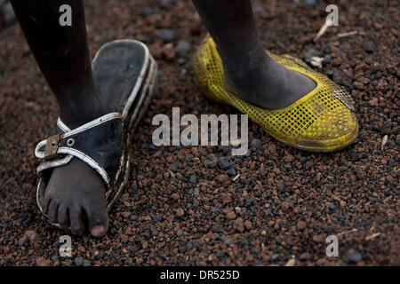 Dec 07, 2008 - Goma, République démocratique du Congo - Un garçon Congolais déplacés porte des chaussures au naufragé du Camp de Kibati, à environ 10 km (6 miles) au nord de Goma. (Crédit Image : © T.J. Kirkpatrick/ZUMA Press) Banque D'Images