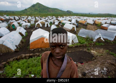 Le 09 décembre 2008 - Goma, République démocratique du Congo - un enfant congolais IDP (personnes déplacées), au Camp de Bulengo, à l'ouest de Goma, l'un des plus grands camps près de la capitale provinciale (crédit de réfugiés. Image : © T.J. Kirkpatrick/ZUMA Press) Banque D'Images