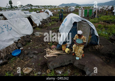Le 09 décembre 2008 - Goma, République démocratique du Congo - une femme Congolaise IDP (personnes déplacées), au Camp de Bulengo, à l'ouest de Goma, l'un des plus grands camps près de la capitale provinciale (crédit de réfugiés. Image : © T.J. Kirkpatrick/ZUMA Press) Banque D'Images