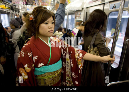 Dec 15, 2008 - Tokyo, Japon - dans un kimono traditionnel, une jeune femme chevauche le train. Le système de métro de Tokyo est bien développée et organisée. Avec les trains arrivant toutes les deux minutes, certaines stations peuvent transporter plus d'un million de passagers par jour. Banque D'Images