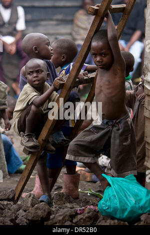 Décembre 16, 2008 - Goma, République démocratique du Congo - enfants congolais, l'enfant, les orphelins attend que la nourriture à un orphelinat de fortune au domicile d'un ministre baptiste dans la paroisse de Virunga de Goma. (Crédit Image : © T.J. Kirkpatrick/ZUMA Press) Banque D'Images