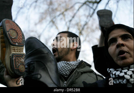 Dec 19, 2008 - Londres, Angleterre, Royaume-Uni - Coalition contre la guerre holding shoes et protester devant l'ambassade des États-Unis à Londres. Ceci fait suite à l'arrestation d'al-Zaidi, le journaliste irakien, qui a lancé ses chaussures contre le président américain, G.W. Bush au cours de sa conférence de presse à Bagdad plus tôt cette semaine. (Crédit Image : © Tal Cohen/ZUMA Press) RESTRICTIONS : * UK * hors droits Banque D'Images