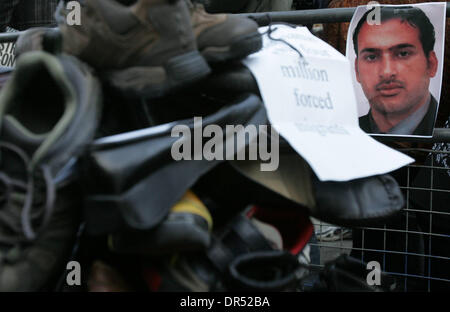 Dec 19, 2008 - Londres, Angleterre, Royaume-Uni - Coalition contre la guerre holding shoes et protester devant l'ambassade des États-Unis à Londres. Ceci fait suite à l'arrestation d'al-Zaidi, le journaliste irakien, qui a lancé ses chaussures contre le président américain, G.W. Bush au cours de sa conférence de presse à Bagdad plus tôt cette semaine. (Crédit Image : © Tal Cohen/ZUMA Press) RESTRICTIONS : * UK * hors droits Banque D'Images